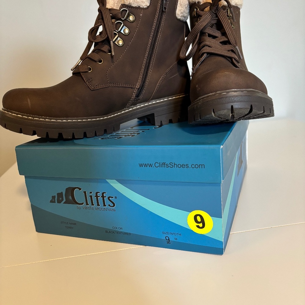 Women’s sz 9 boots